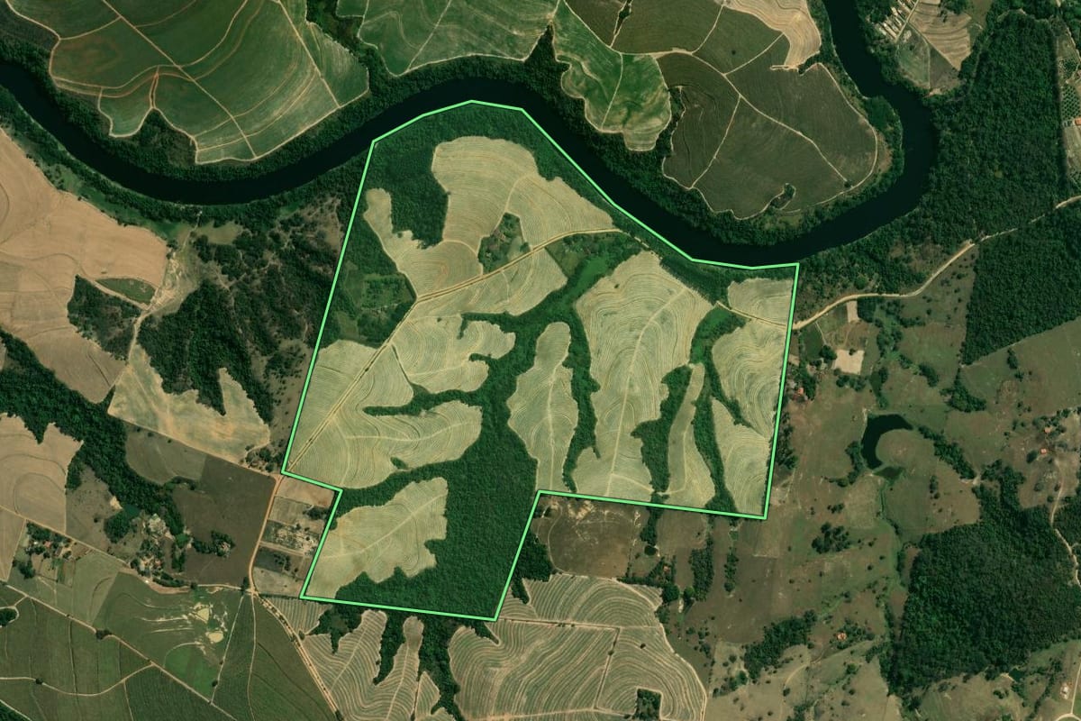 Imagem de satélite do imóvel rural em Porto Feliz (SP), com o contorno declarado no CAR desenhado por cima.