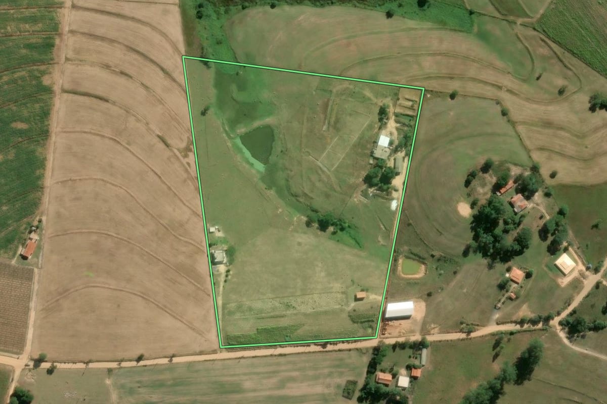 Imagem de satélite do imóvel rural em Porto Feliz (SP), com o contorno declarado no CAR desenhado por cima.