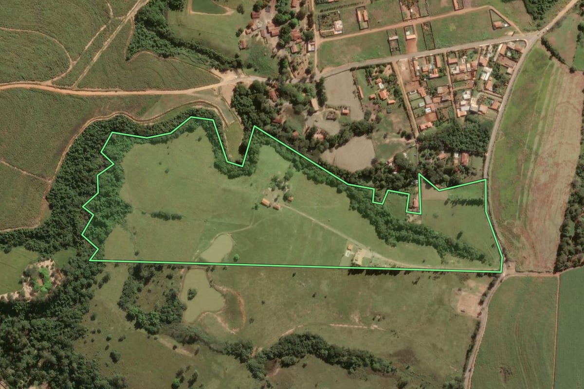 Imagem de satélite do imóvel rural em Porto Feliz (SP), com o contorno declarado no CAR desenhado por cima.