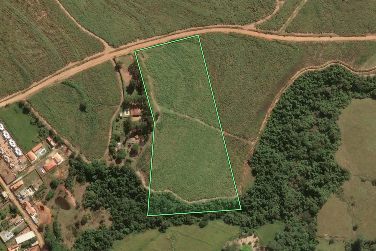 Imagem de satélite do imóvel rural em Porto Feliz (SP), com o contorno declarado no CAR desenhado por cima.