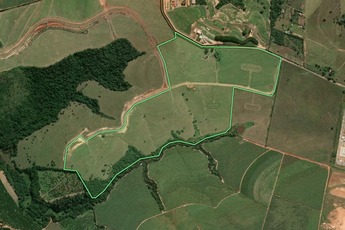 Imagem de satélite do imóvel rural em Porto Feliz (SP), com o contorno declarado no CAR desenhado por cima.