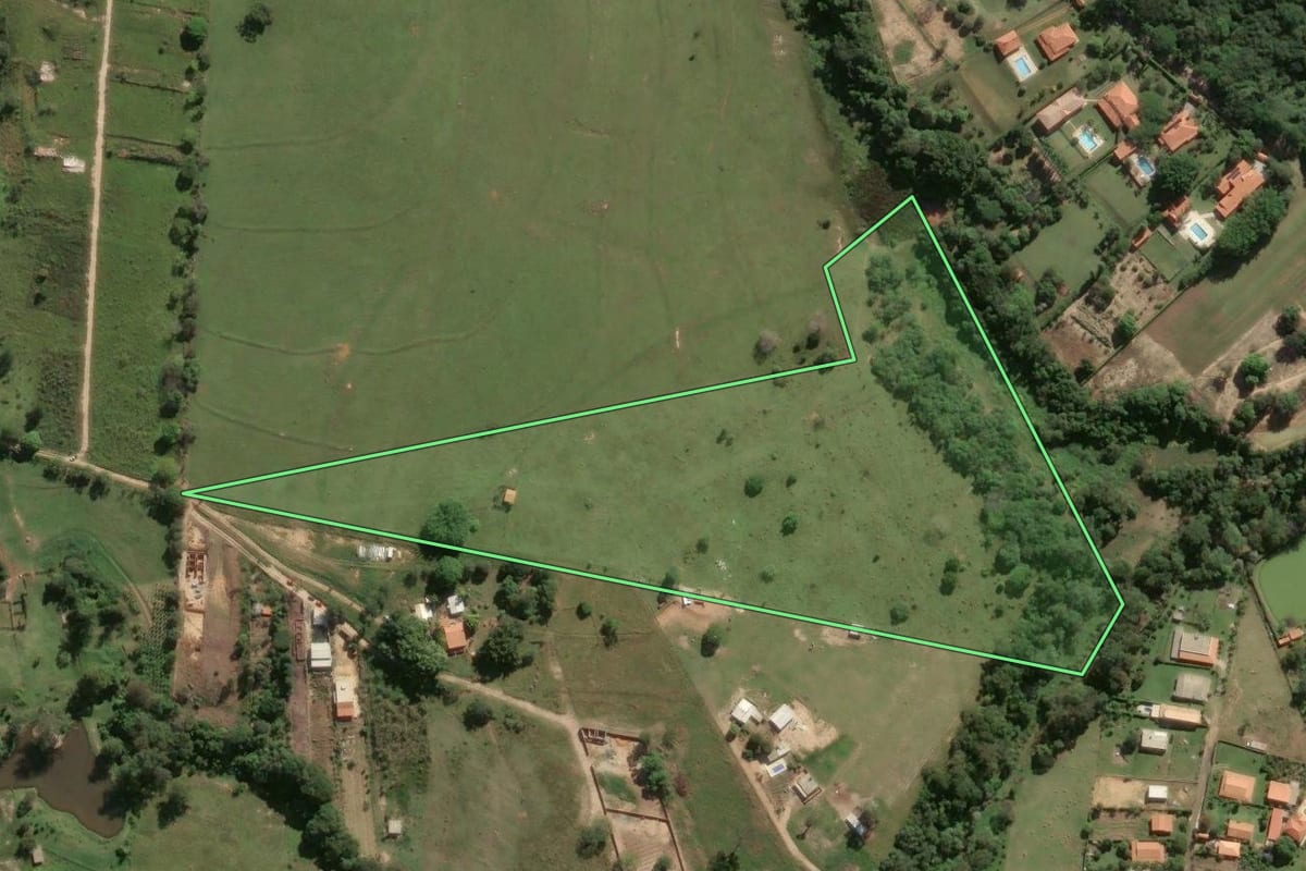 Imagem de satélite do imóvel rural em Porto Feliz (SP), com o contorno declarado no CAR desenhado por cima.