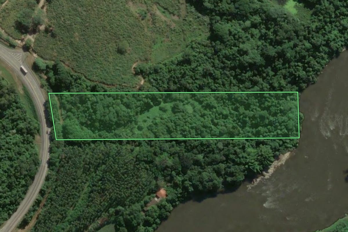 Imagem de satélite do imóvel rural em Porto Feliz (SP), com o contorno declarado no CAR desenhado por cima.
