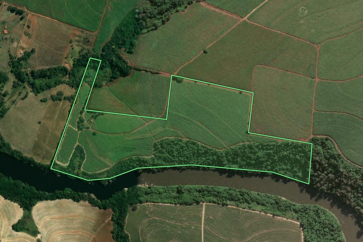 Imagem de satélite do imóvel rural em Porto Feliz (SP), com o contorno declarado no CAR desenhado por cima.