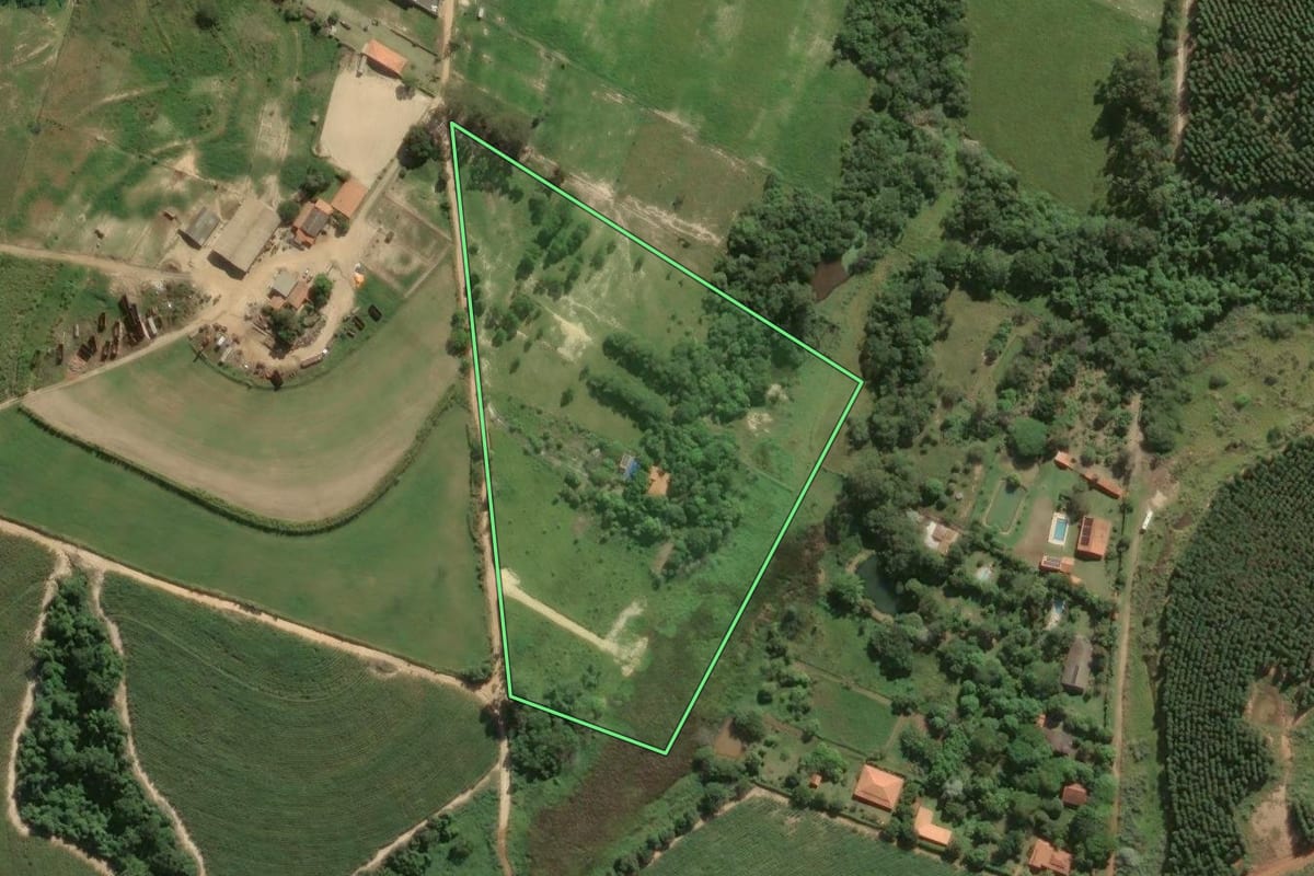 Imagem de satélite do imóvel rural em Porto Feliz (SP), com o contorno declarado no CAR desenhado por cima.