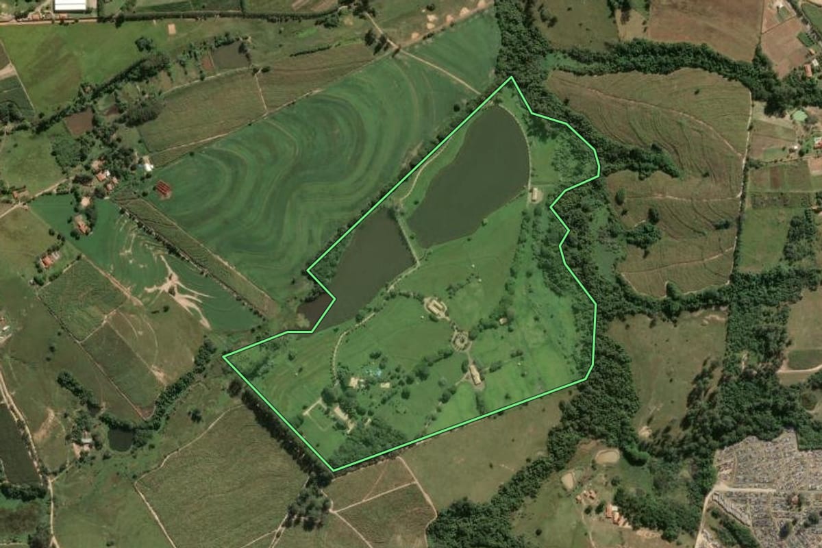 Imagem de satélite do imóvel rural em Porto Feliz (SP), com o contorno declarado no CAR desenhado por cima.