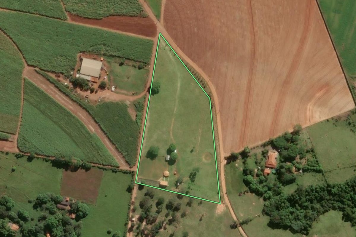 Imagem de satélite do imóvel rural em Porto Feliz (SP), com o contorno declarado no CAR desenhado por cima.