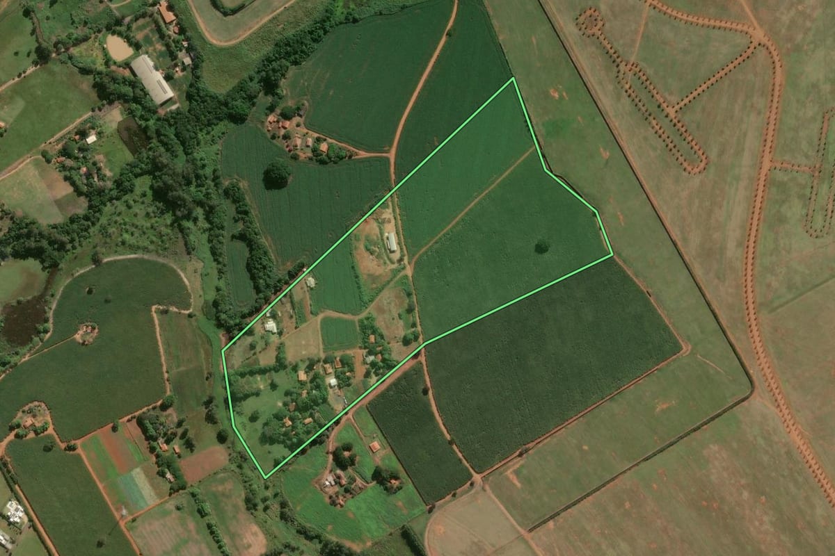 Imagem de satélite do imóvel rural em Porto Feliz (SP), com o contorno declarado no CAR desenhado por cima.