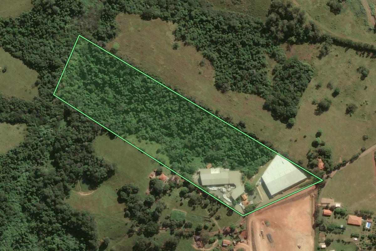 Imagem de satélite do imóvel rural em Porto Feliz (SP), com o contorno declarado no CAR desenhado por cima.