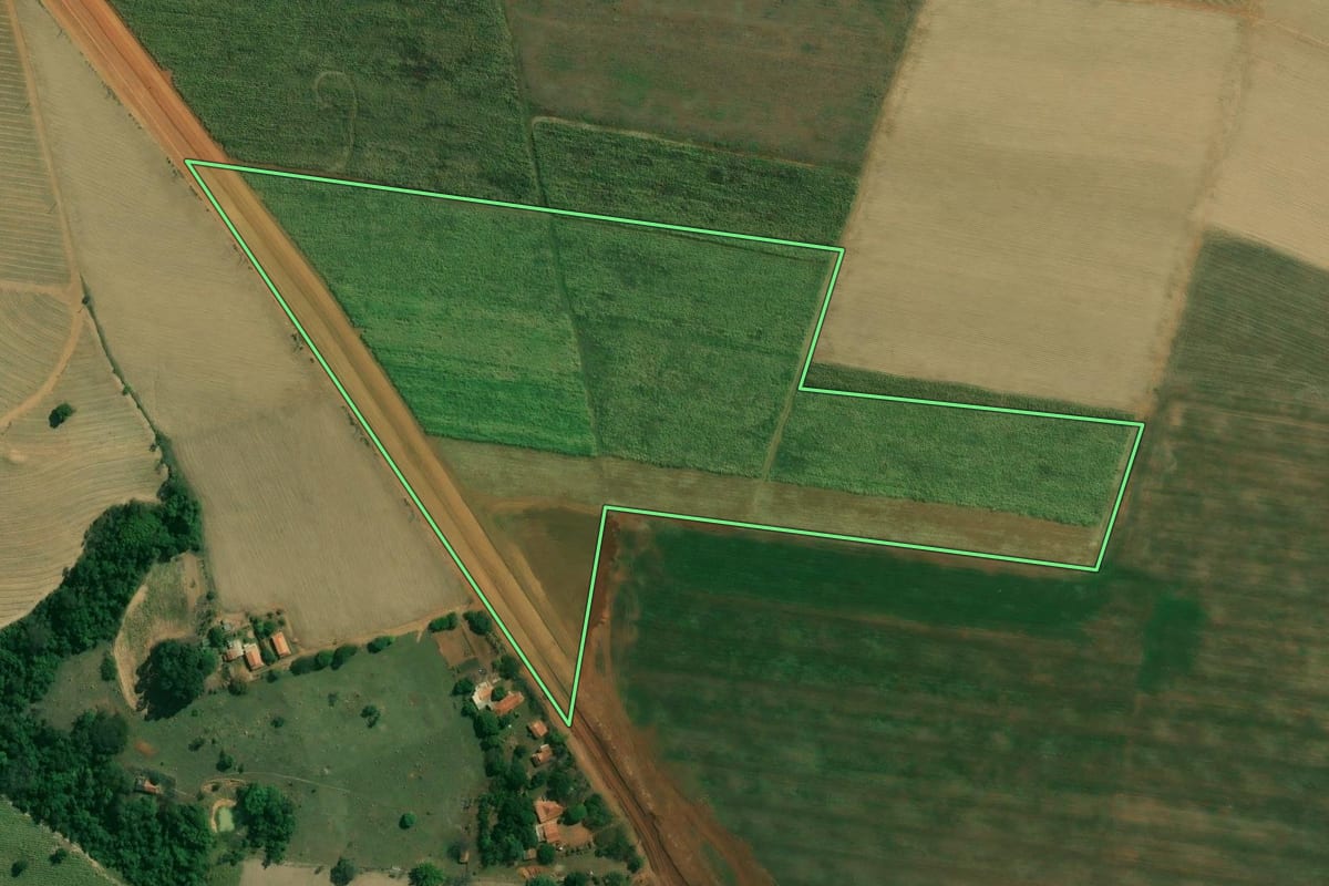 Imagem de satélite do imóvel rural em Porto Feliz (SP), com o contorno declarado no CAR desenhado por cima.