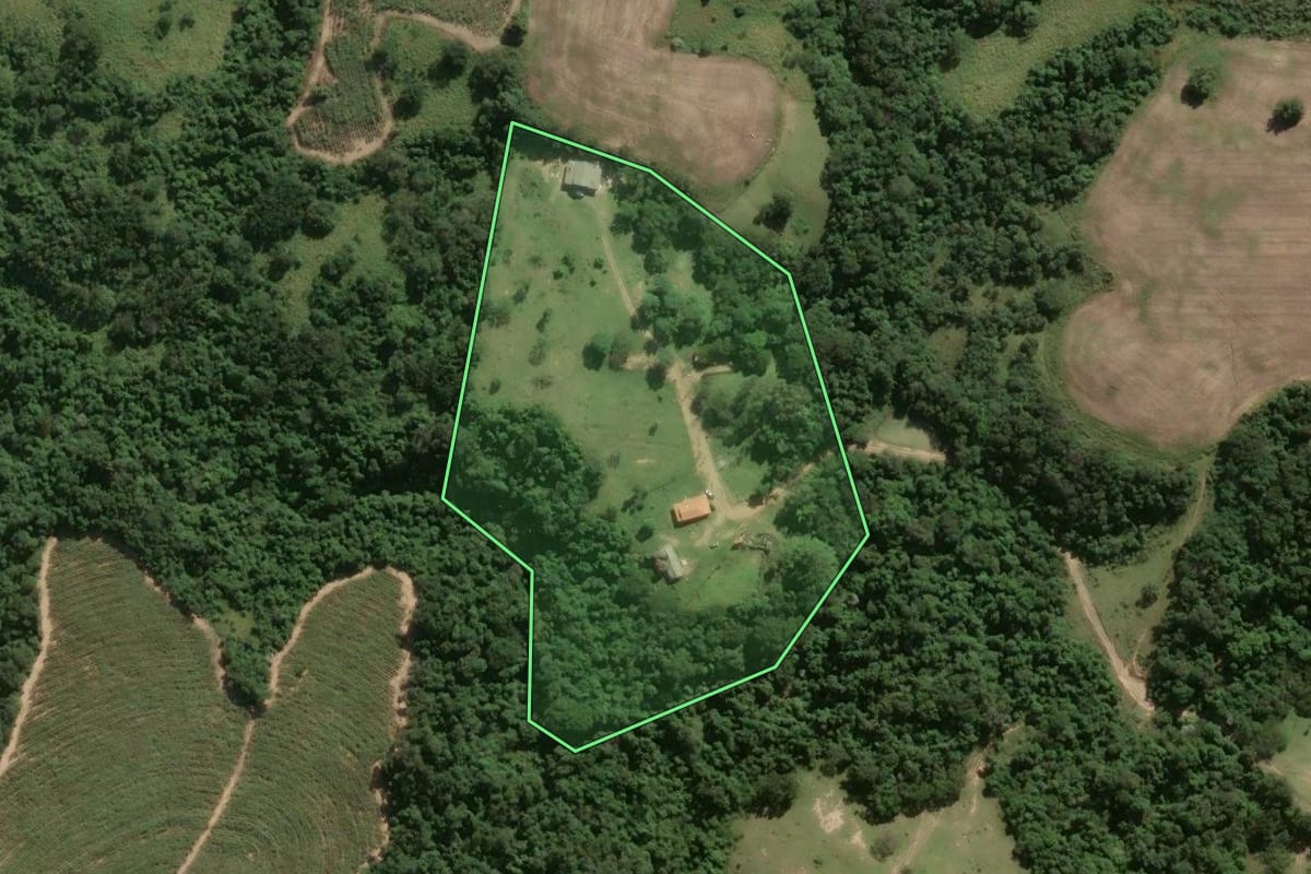 Imagem de satélite do imóvel rural em Porto Feliz (SP), com o contorno declarado no CAR desenhado por cima.