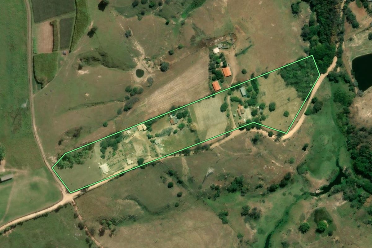 Imagem de satélite do imóvel rural em Porto Feliz (SP), com o contorno declarado no CAR desenhado por cima.