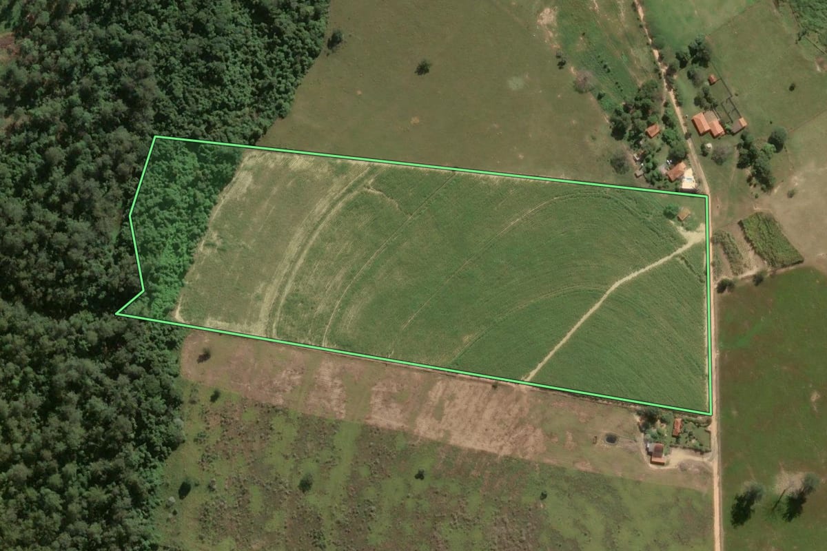 Imagem de satélite do imóvel rural em Porto Feliz (SP), com o contorno declarado no CAR desenhado por cima.