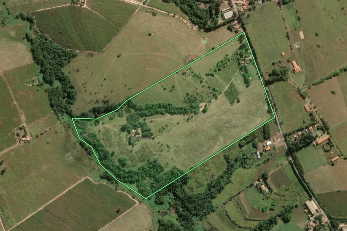 Imagem de satélite do imóvel rural em Porto Feliz (SP), com o contorno declarado no CAR desenhado por cima.