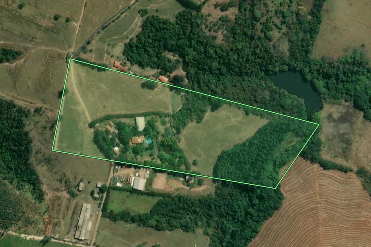 Imagem de satélite do imóvel rural em Porto Feliz (SP), com o contorno declarado no CAR desenhado por cima.