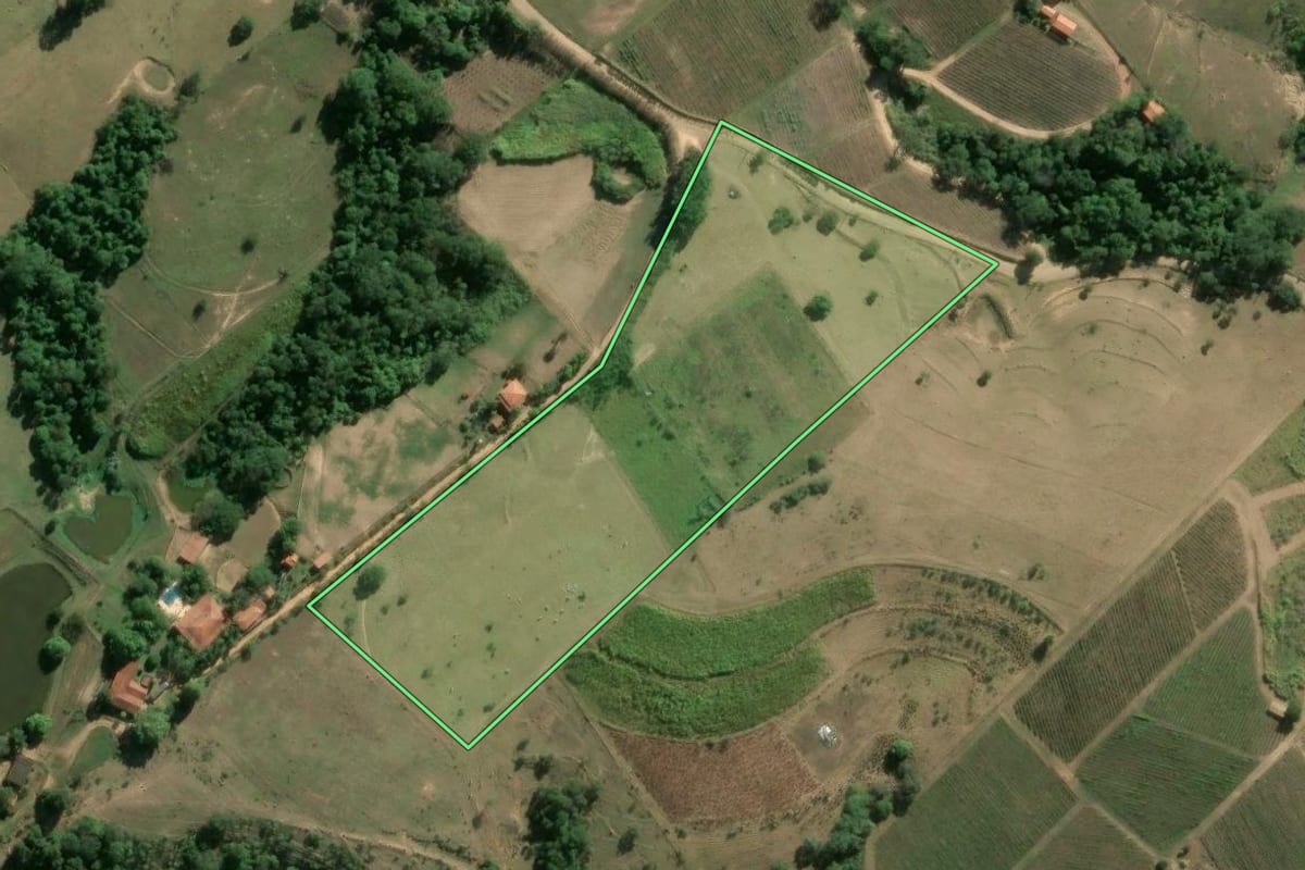 Imagem de satélite do imóvel rural em Porto Feliz (SP), com o contorno declarado no CAR desenhado por cima.