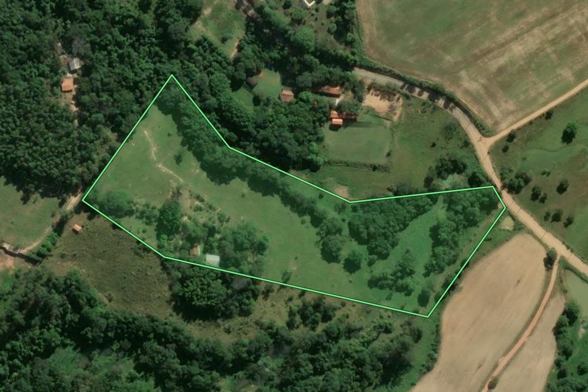 Imagem de satélite do imóvel rural em Porto Feliz (SP), com o contorno declarado no CAR desenhado por cima.