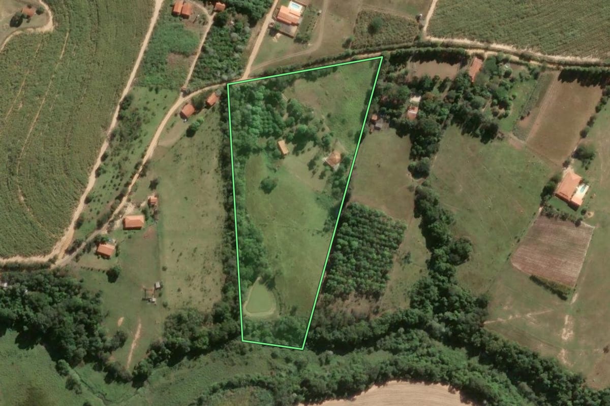 Imagem de satélite do imóvel rural em Porto Feliz (SP), com o contorno declarado no CAR desenhado por cima.