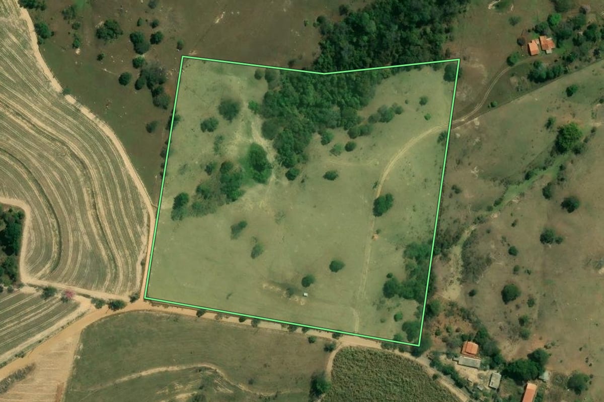 Imagem de satélite do imóvel rural em Porto Feliz (SP), com o contorno declarado no CAR desenhado por cima.