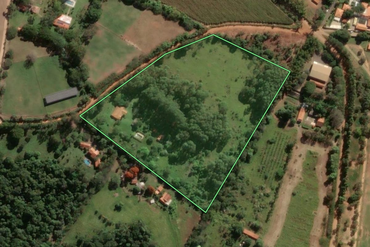 Imagem de satélite do imóvel rural em Porto Feliz (SP), com o contorno declarado no CAR desenhado por cima.