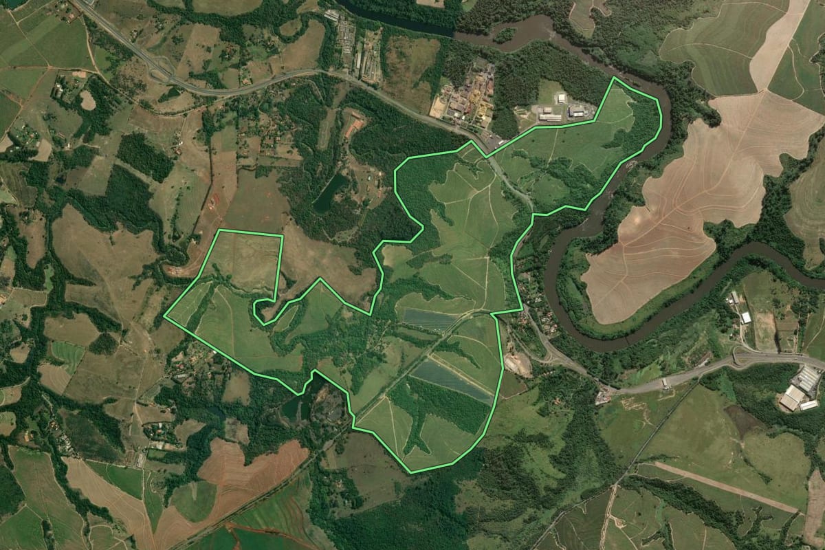 Imagem de satélite do imóvel rural em Porto Feliz (SP), com o contorno declarado no CAR desenhado por cima.