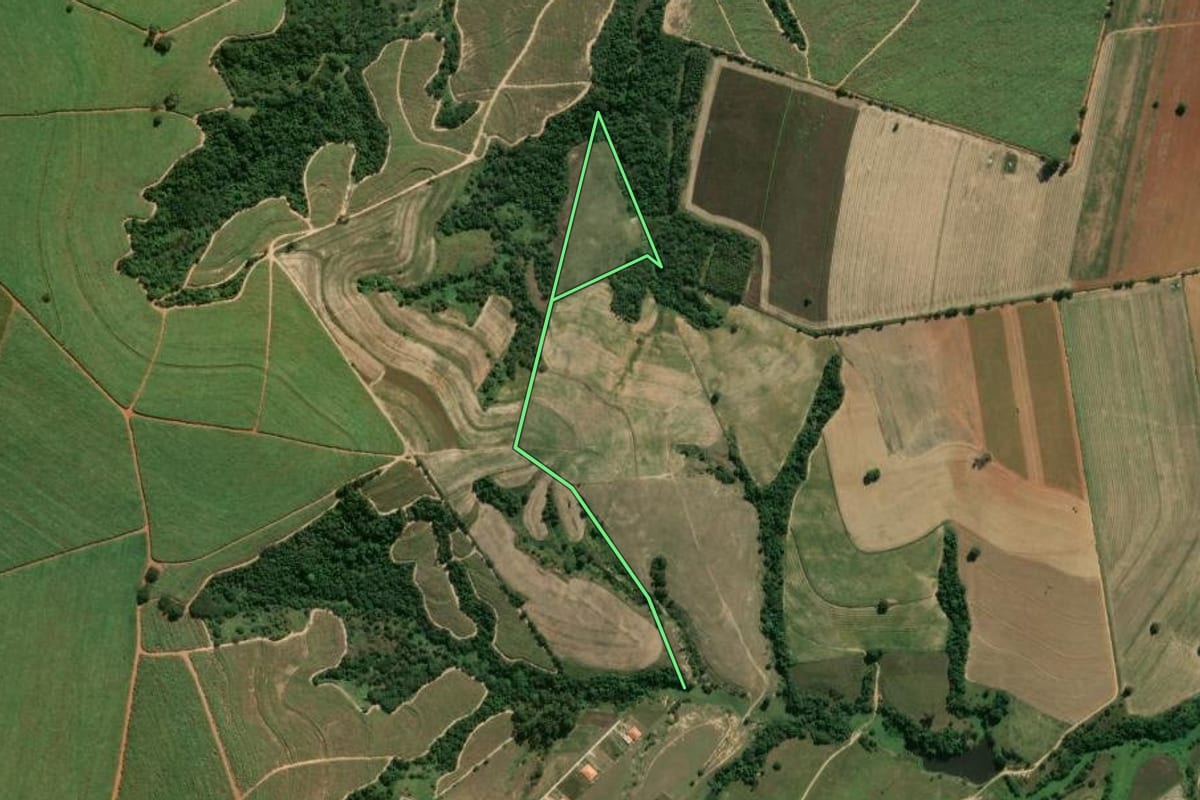 Imagem de satélite do imóvel rural em Porto Feliz (SP), com o contorno declarado no CAR desenhado por cima.