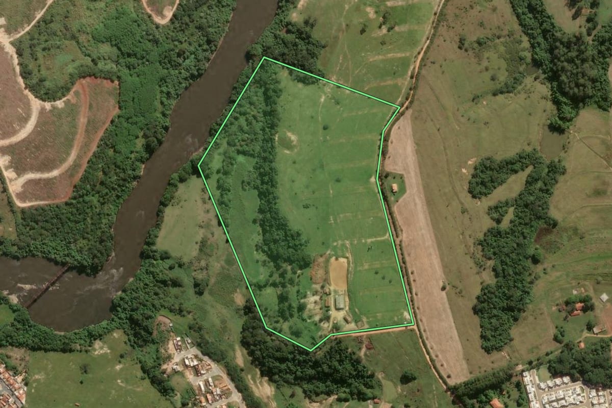 Imagem de satélite do imóvel rural em Porto Feliz (SP), com o contorno declarado no CAR desenhado por cima.