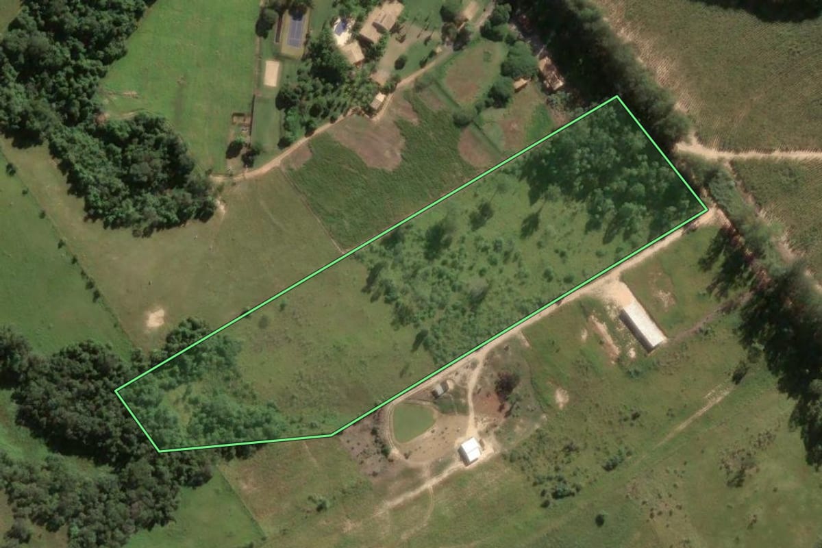 Imagem de satélite do imóvel rural em Porto Feliz (SP), com o contorno declarado no CAR desenhado por cima.