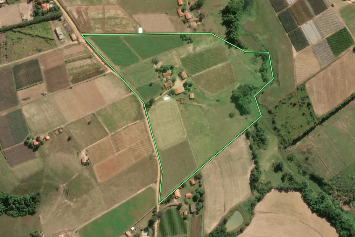 Imagem de satélite do imóvel rural em Porto Feliz (SP), com o contorno declarado no CAR desenhado por cima.