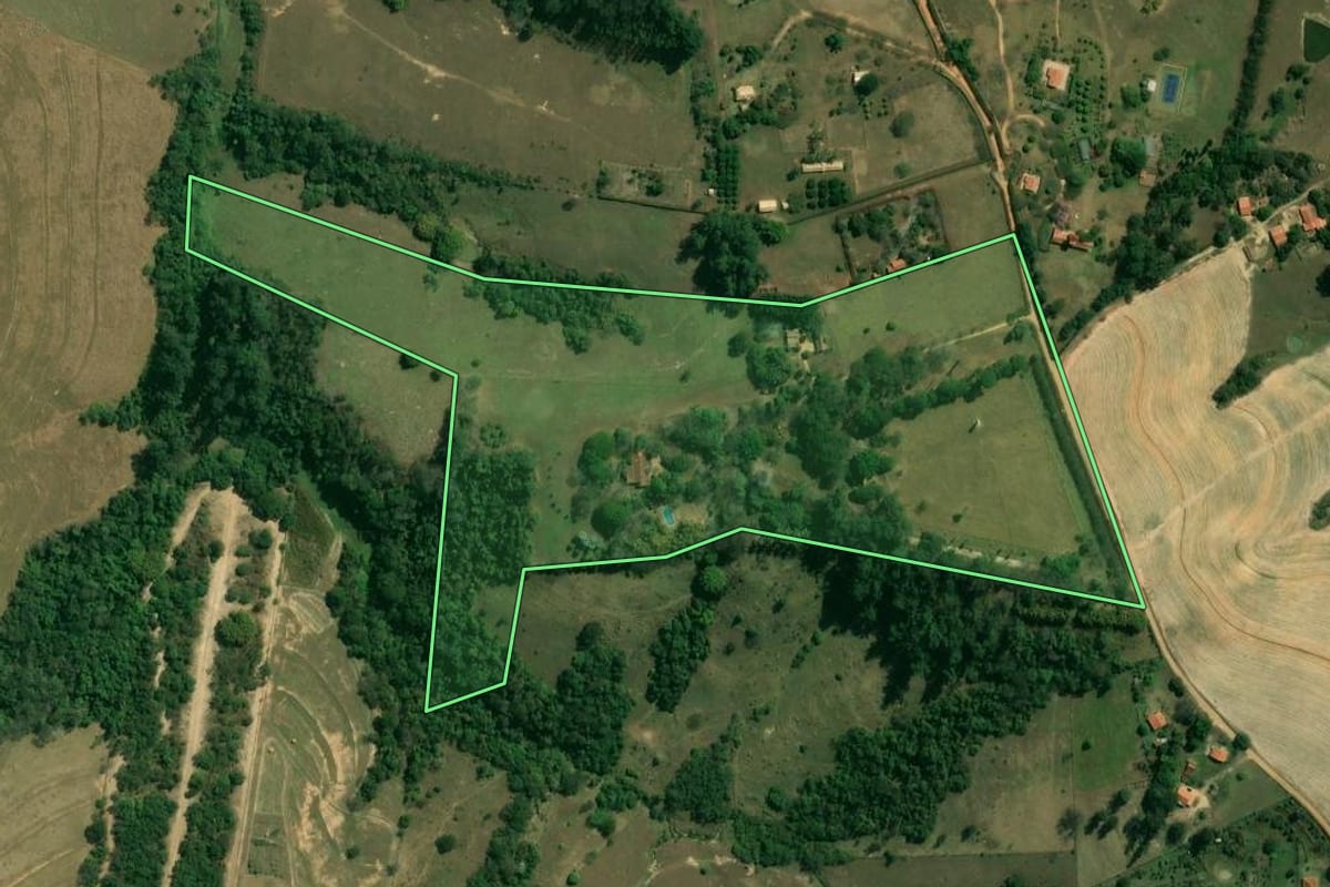 Imagem de satélite do imóvel rural em Porto Feliz (SP), com o contorno declarado no CAR desenhado por cima.