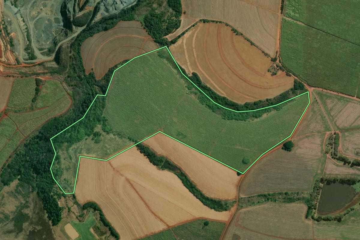 Imagem de satélite do imóvel rural em Porto Feliz (SP), com o contorno declarado no CAR desenhado por cima.
