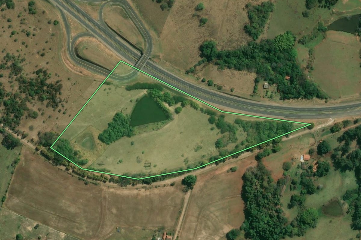 Imagem de satélite do imóvel rural em Porto Feliz (SP), com o contorno declarado no CAR desenhado por cima.