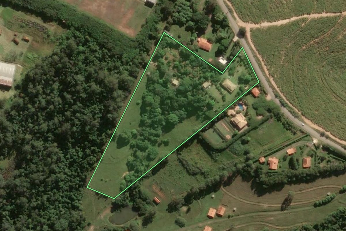 Imagem de satélite do imóvel rural em Porto Feliz (SP), com o contorno declarado no CAR desenhado por cima.