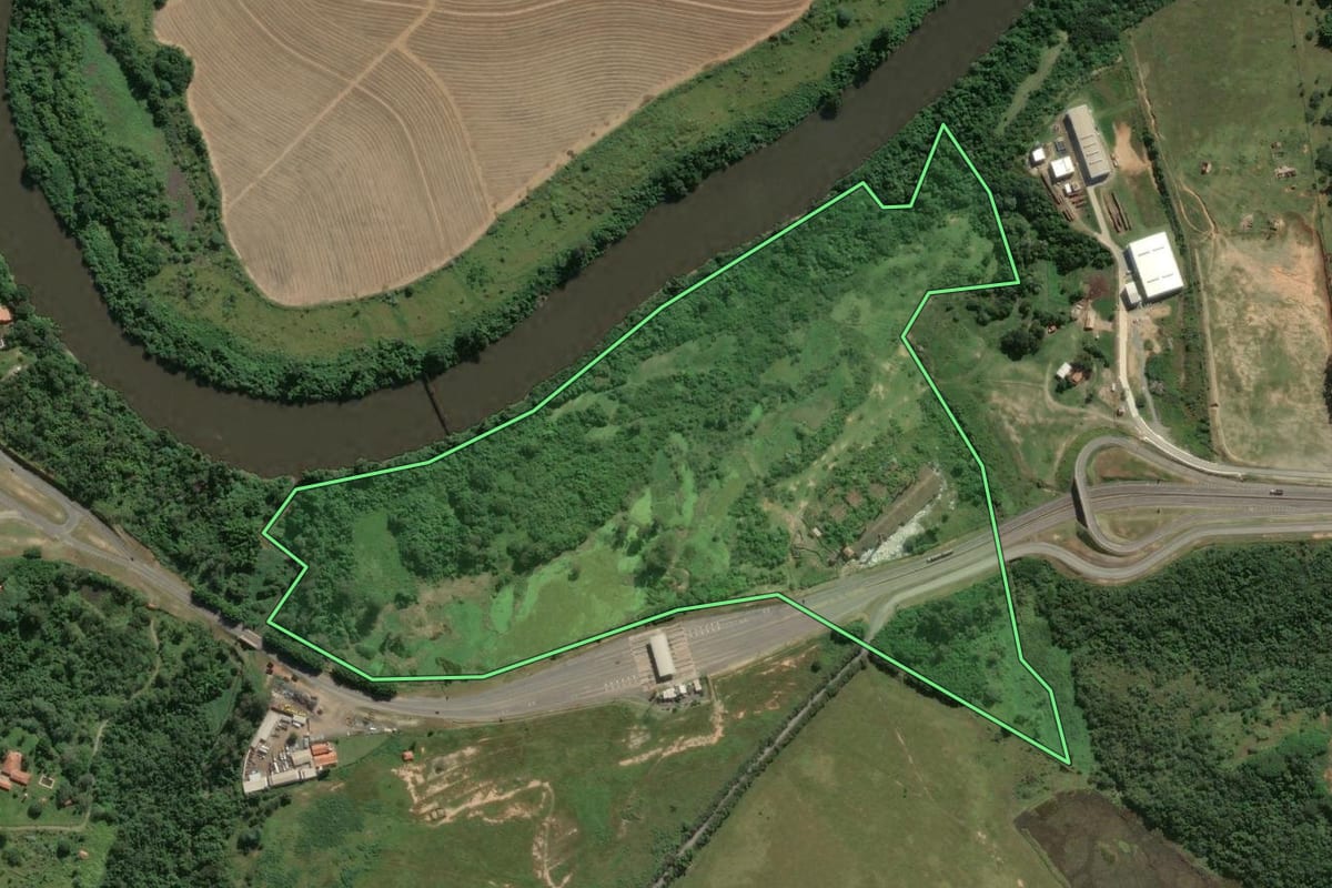 Imagem de satélite do imóvel rural em Porto Feliz (SP), com o contorno declarado no CAR desenhado por cima.