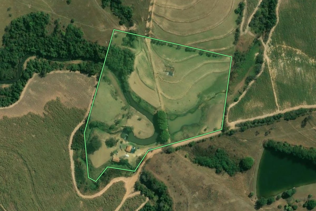Imagem de satélite do imóvel rural em Porto Feliz (SP), com o contorno declarado no CAR desenhado por cima.