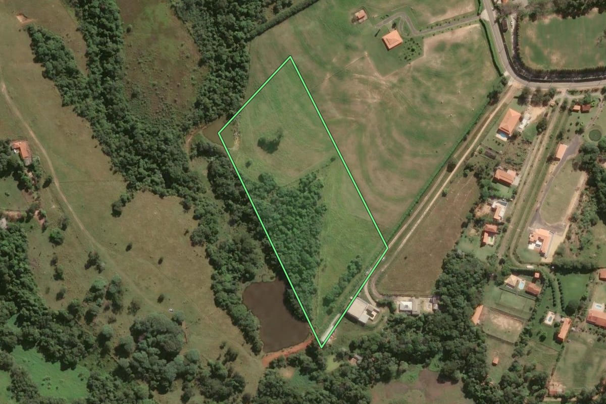 Imagem de satélite do imóvel rural em Porto Feliz (SP), com o contorno declarado no CAR desenhado por cima.