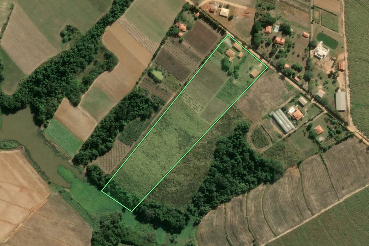 Imagem de satélite do imóvel rural em Porto Feliz (SP), com o contorno declarado no CAR desenhado por cima.