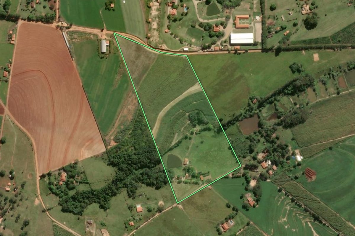 Imagem de satélite do imóvel rural em Porto Feliz (SP), com o contorno declarado no CAR desenhado por cima.