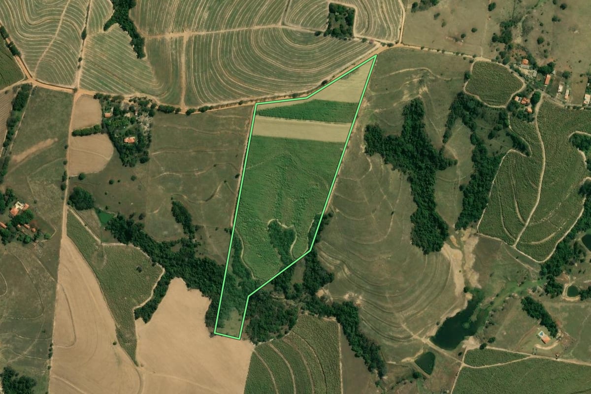 Imagem de satélite do imóvel rural em Porto Feliz (SP), com o contorno declarado no CAR desenhado por cima.