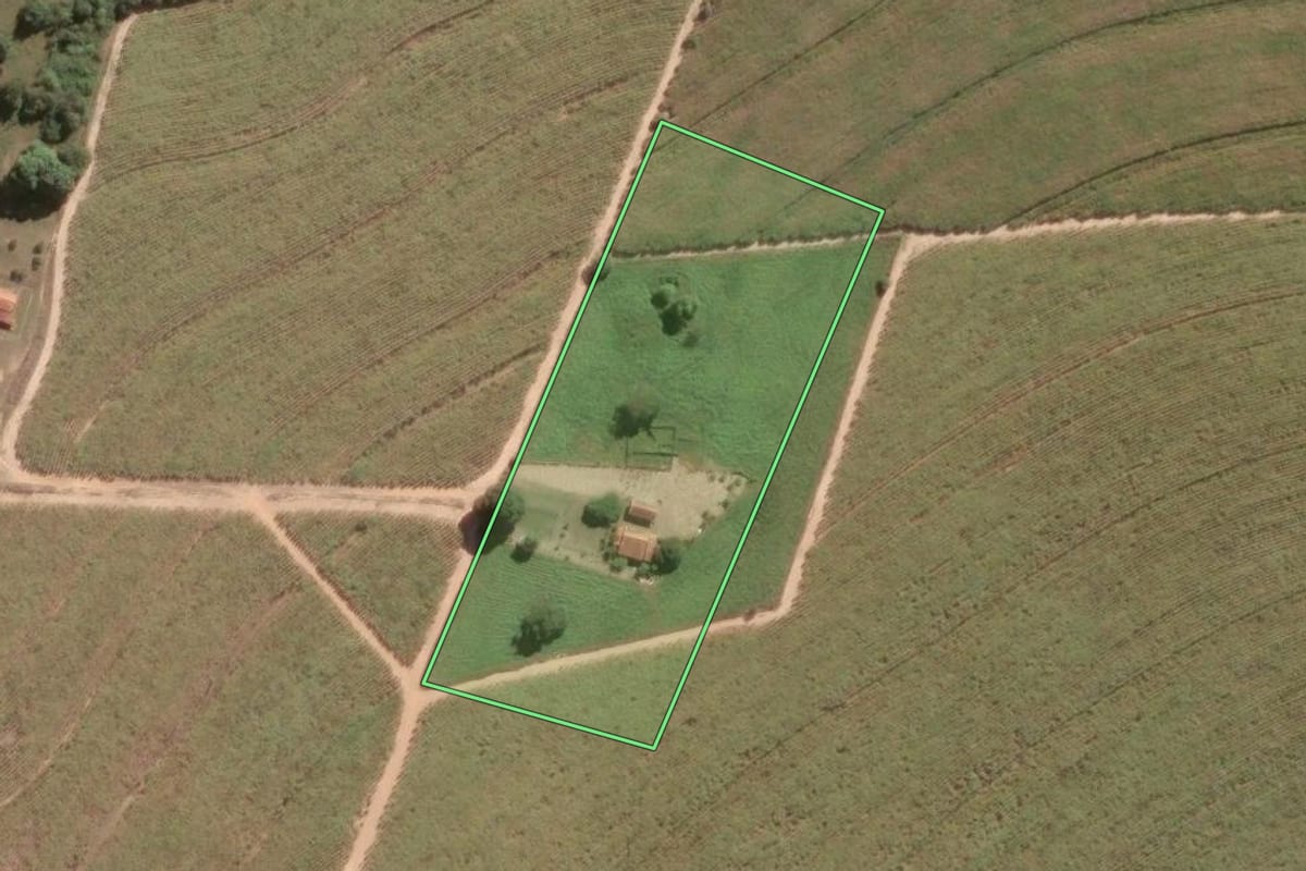 Imagem de satélite do imóvel rural em Porto Feliz (SP), com o contorno declarado no CAR desenhado por cima.