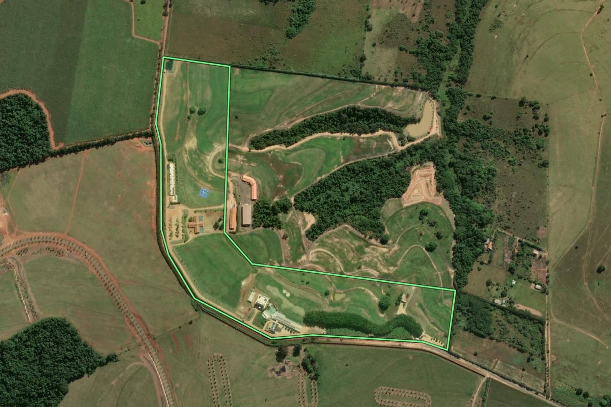 Imagem de satélite do imóvel rural em Porto Feliz (SP), com o contorno declarado no CAR desenhado por cima.
