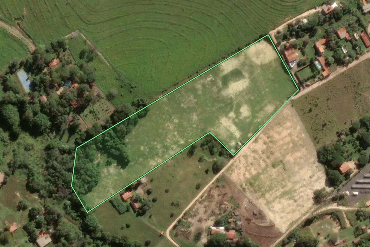 Imagem de satélite do imóvel rural em Porto Feliz (SP), com o contorno declarado no CAR desenhado por cima.