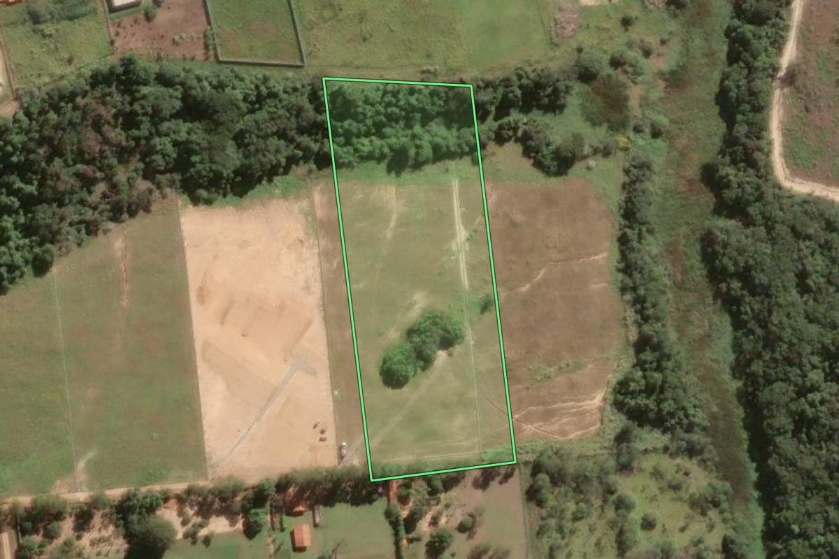 Imagem de satélite do imóvel rural em Porto Feliz (SP), com o contorno declarado no CAR desenhado por cima.