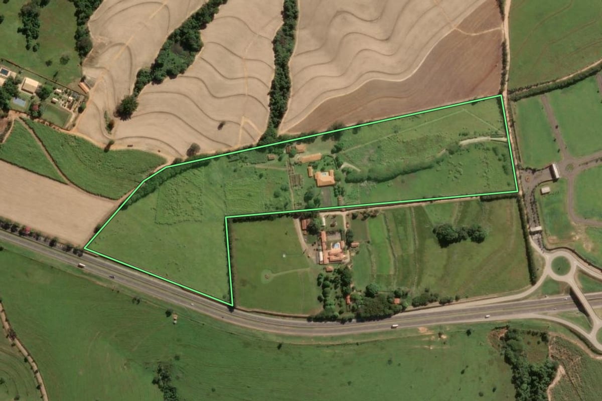 Imagem de satélite do imóvel rural em Porto Feliz (SP), com o contorno declarado no CAR desenhado por cima.