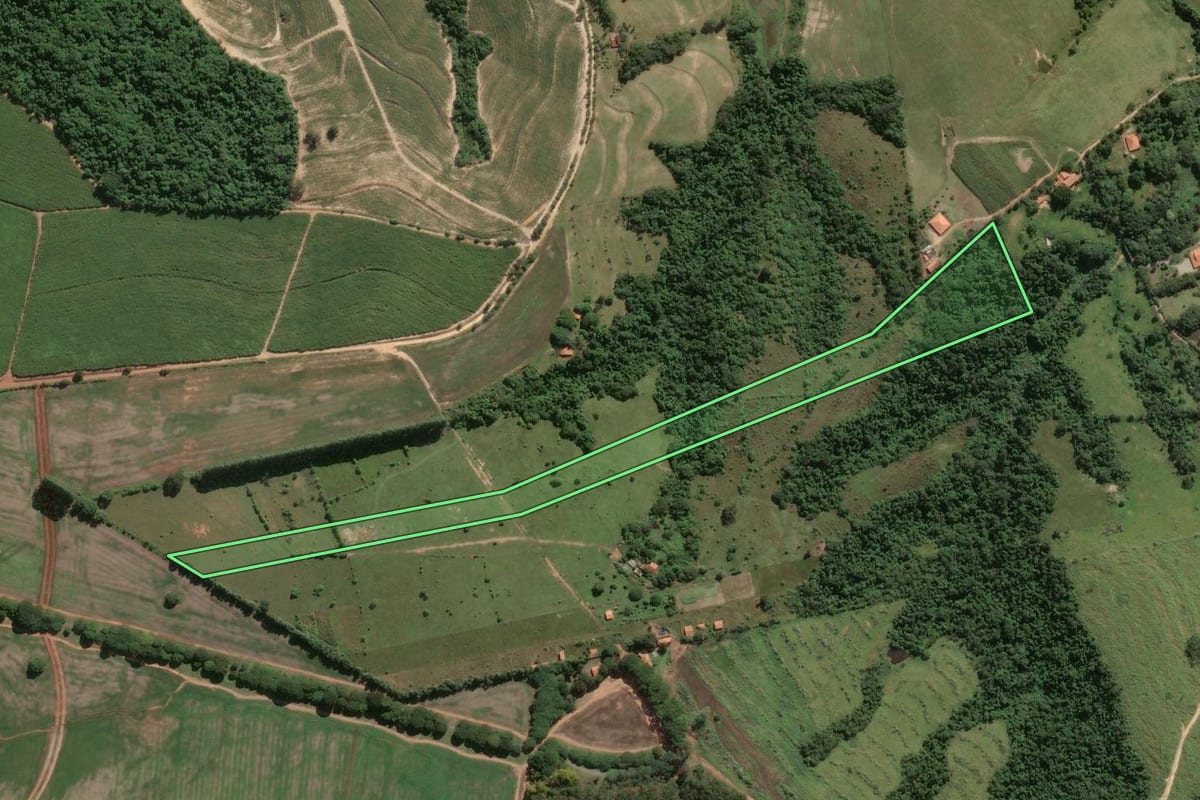 Imagem de satélite do imóvel rural em Porto Feliz (SP), com o contorno declarado no CAR desenhado por cima.
