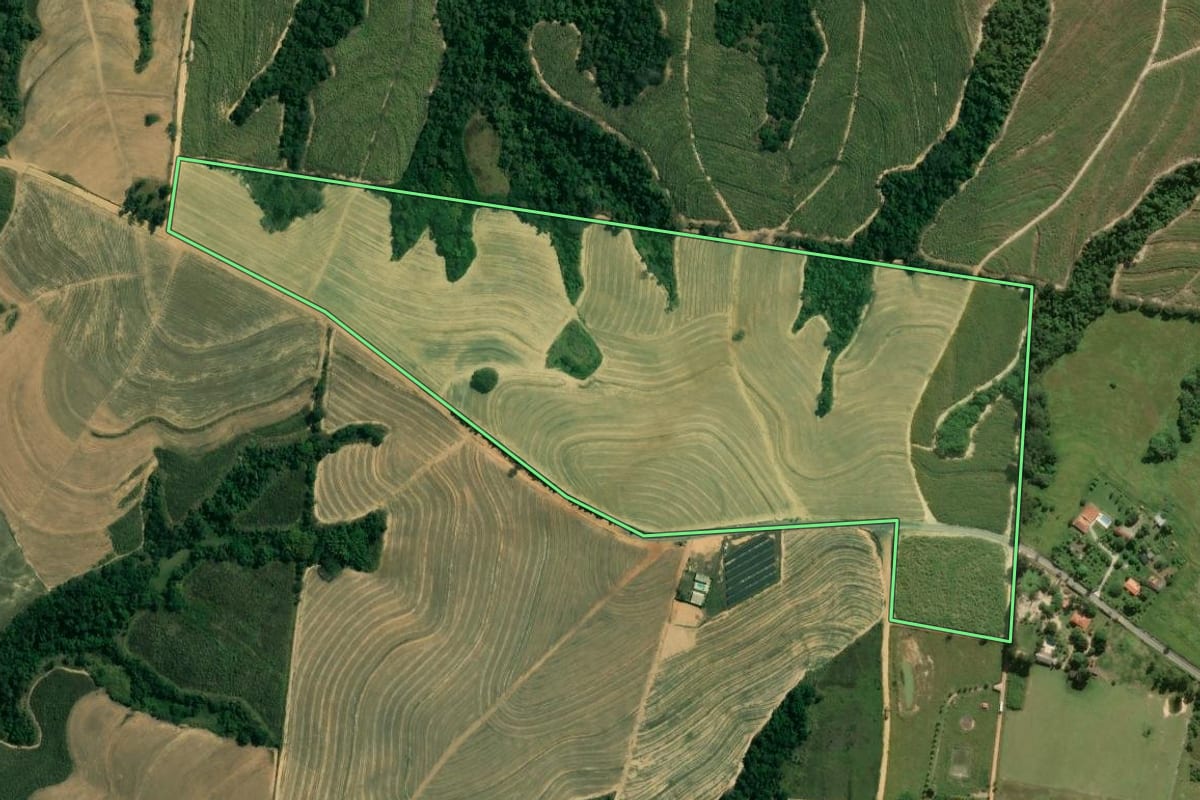 Imagem de satélite do imóvel rural em Porto Feliz (SP), com o contorno declarado no CAR desenhado por cima.