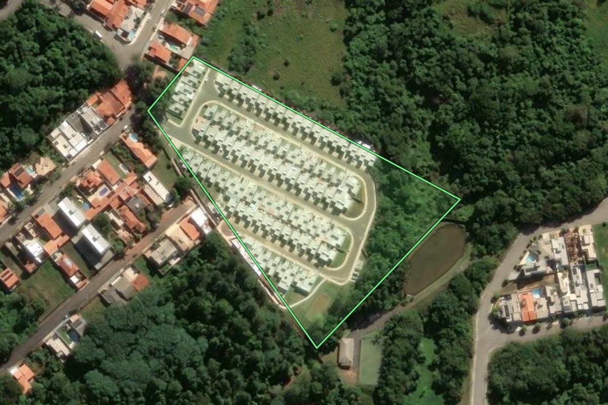 Imagem de satélite do imóvel rural em Porto Feliz (SP), com o contorno declarado no CAR desenhado por cima.