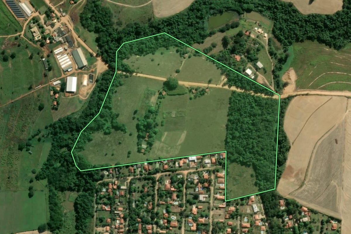 Imagem de satélite do imóvel rural em Porto Feliz (SP), com o contorno declarado no CAR desenhado por cima.