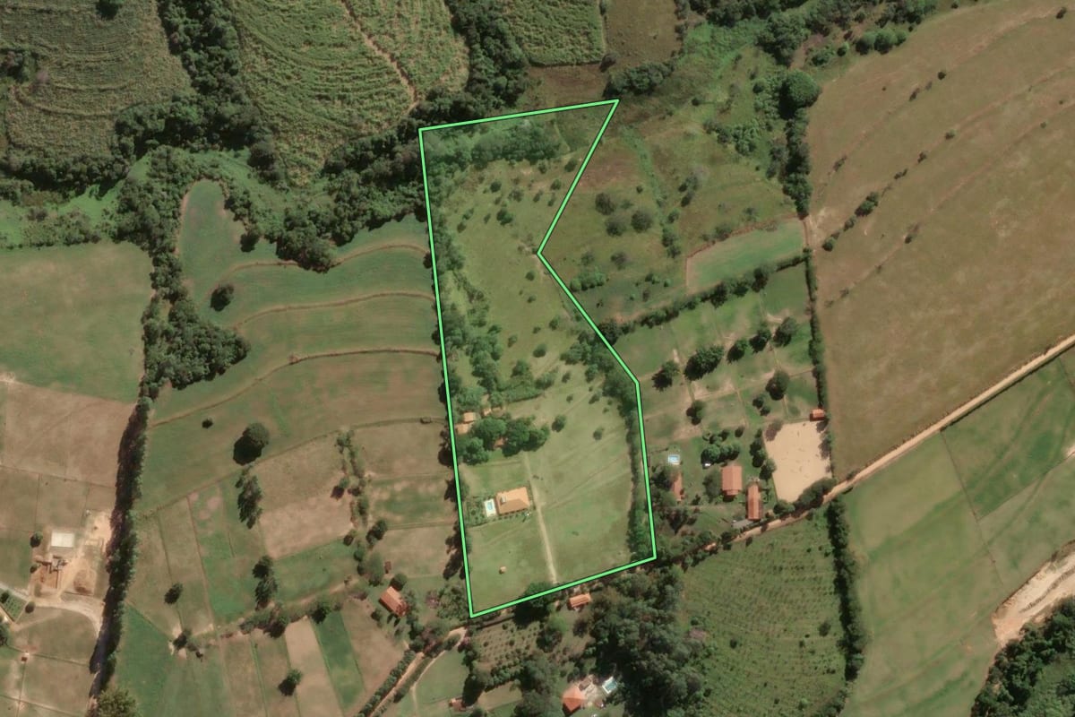 Imagem de satélite do imóvel rural em Porto Feliz (SP), com o contorno declarado no CAR desenhado por cima.