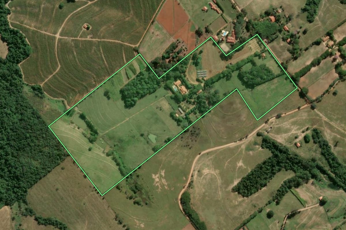 Imagem de satélite do imóvel rural em Porto Feliz (SP), com o contorno declarado no CAR desenhado por cima.
